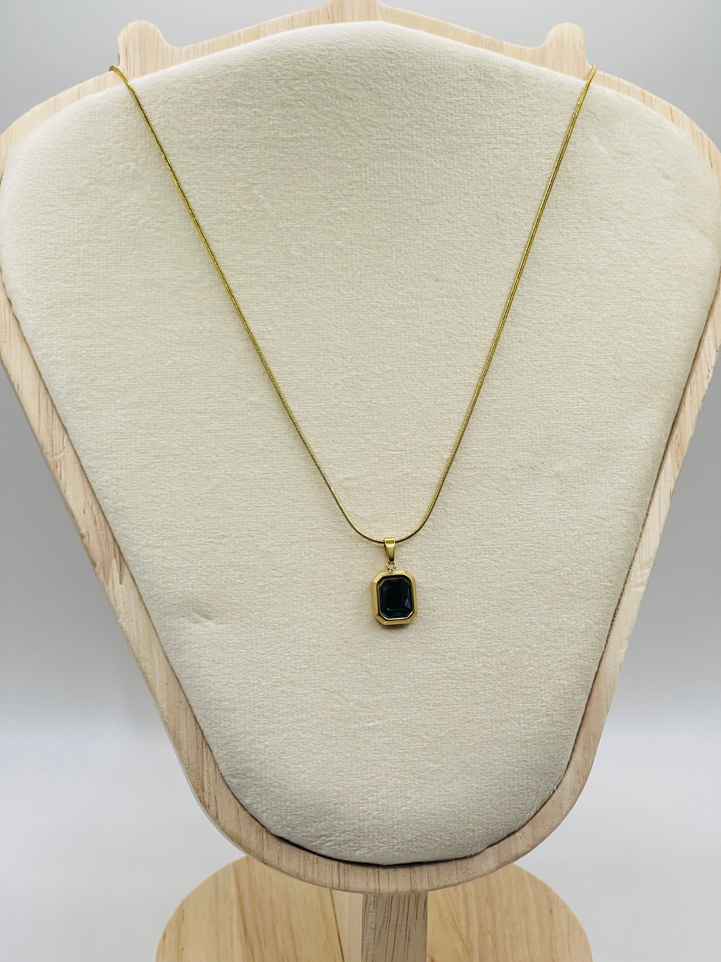 Emerald Glow Pendant Necklace