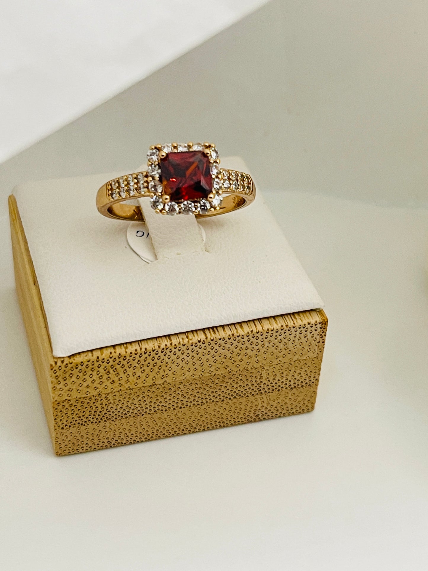 Majestic Red Halo Xuping Ring