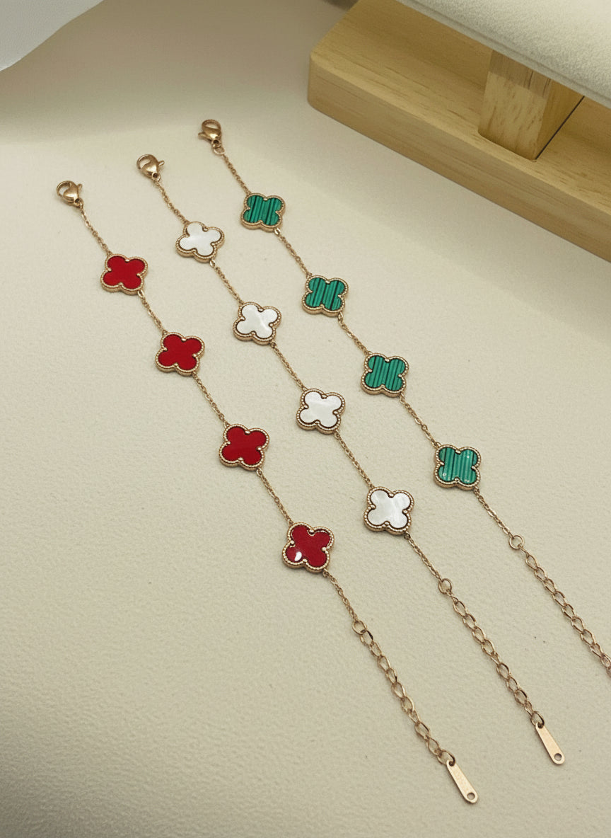 Rose gold chain bracelet with clover shape
