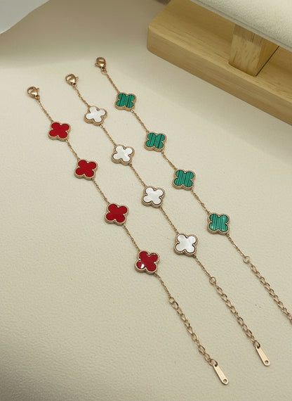 Rose gold chain bracelet with clover shape