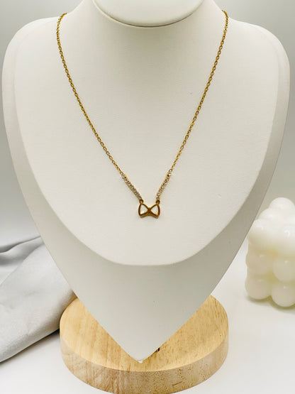 Gold necklace with a heart pendant on a white mannequin bust.