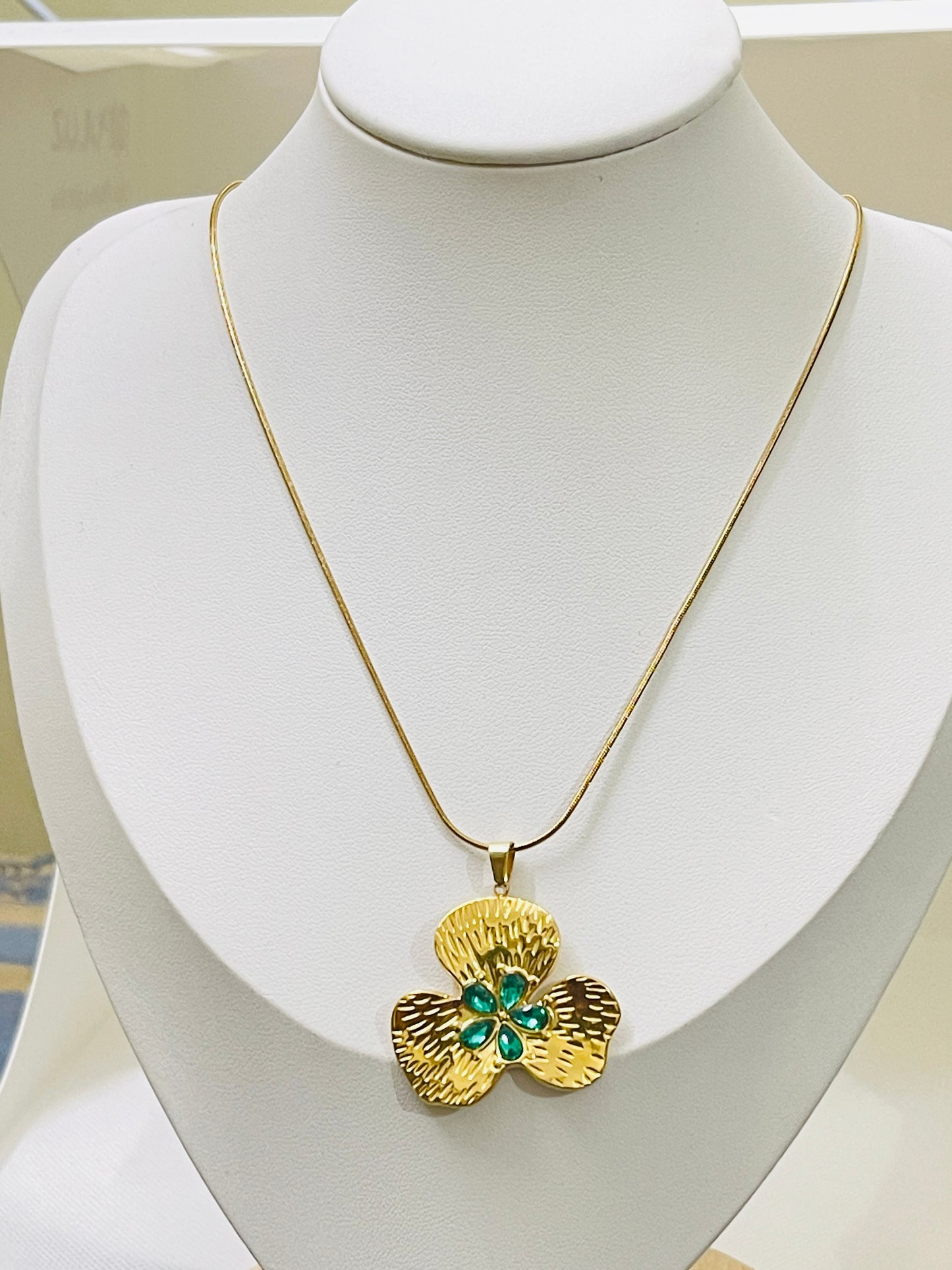 Emerald Bloom Gold-Plated Pendant Chain