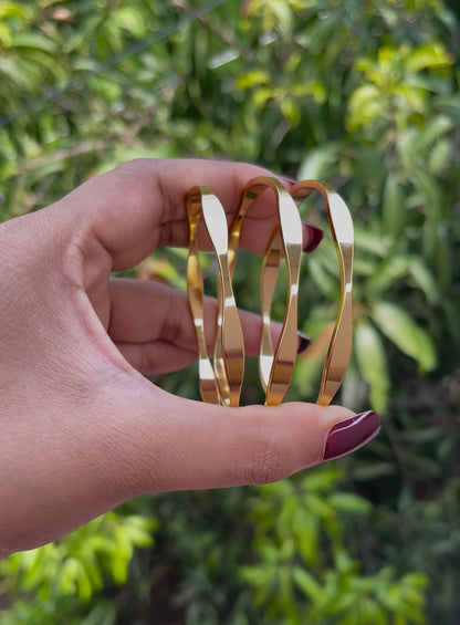 Minimalist Wave Gold-Plated Bangle